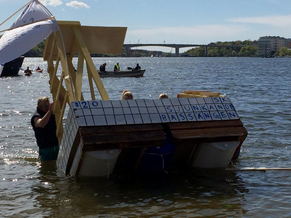 Kapsejsande båt, men KTH DK vakar i bakgrunden!